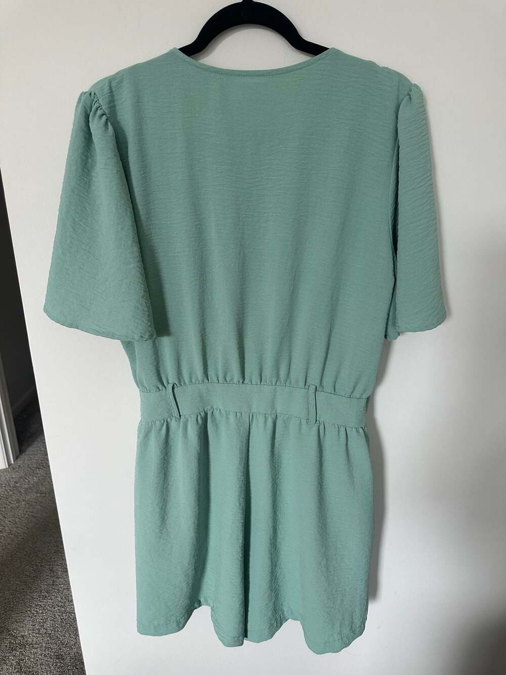 Style Haven Boutique Green Textured V-Neck Short Sleeve Romper with Pockets Size - Picture 3 of 4